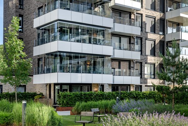 Innglasset balkong med grønt utsyn