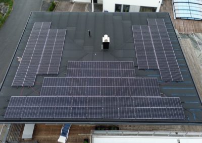 Bilde av et tak med ferdigmontert solcellepanel, for å vise et eksempel på ferdig resultat