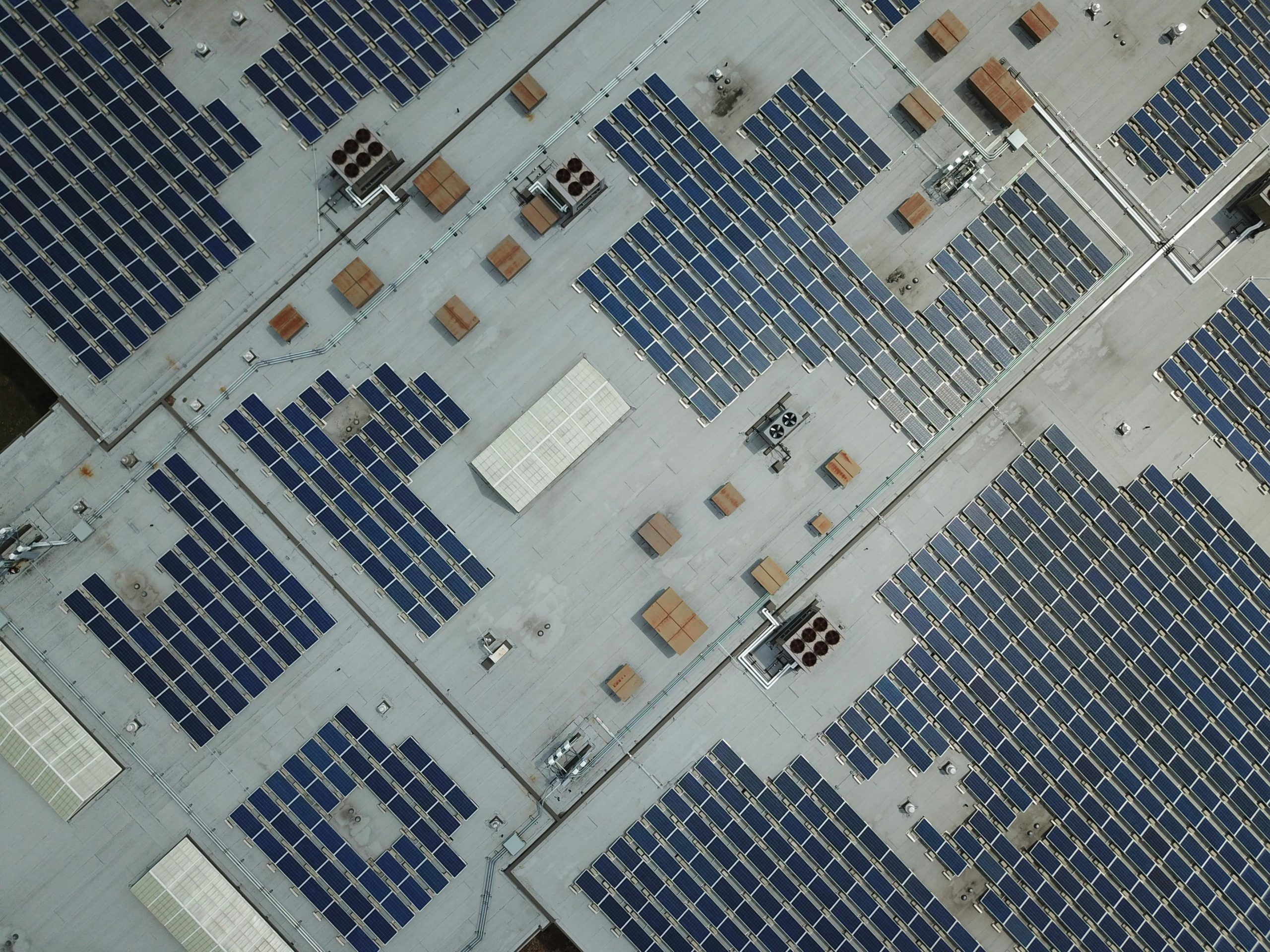solcelle panel på næringsbygg tak med sørover retning