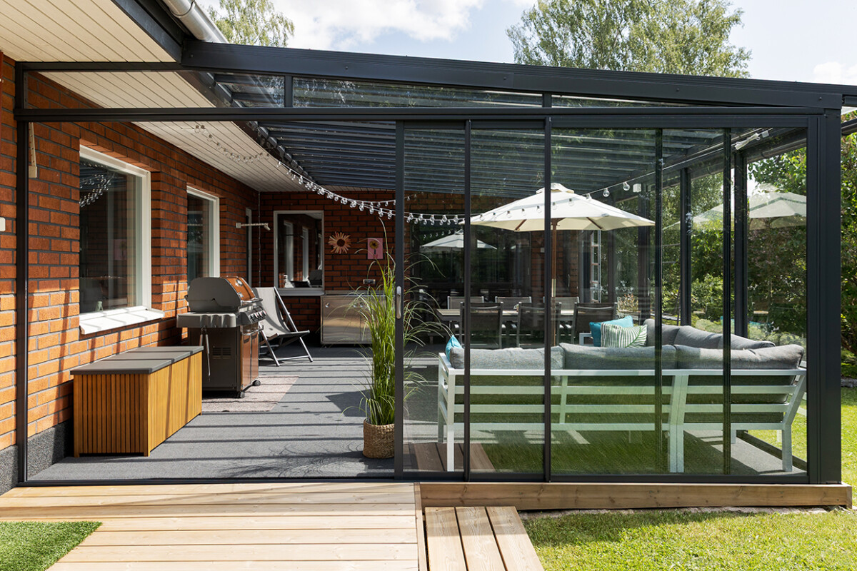 Sort innglasset terrasse