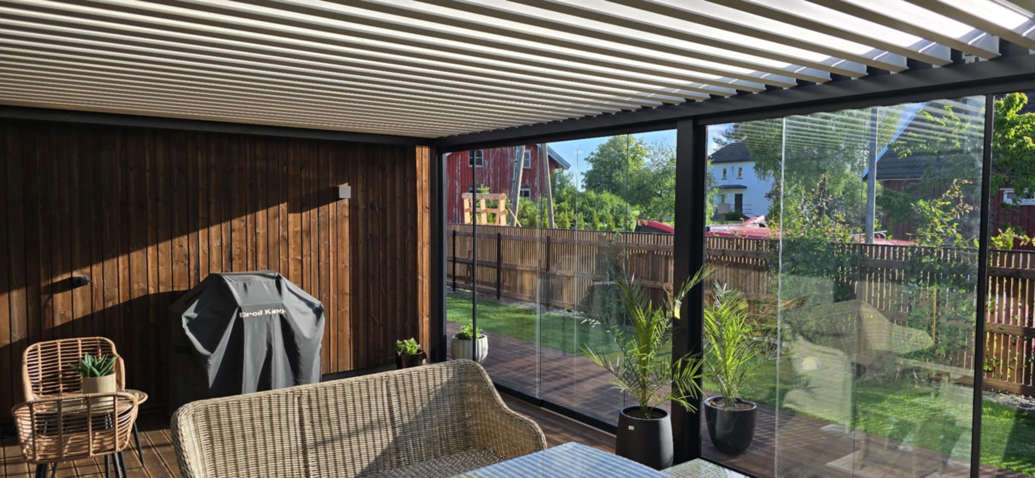 Innglasset terrasse med sittegruppe og pergola – NordPett balkonginnglassing