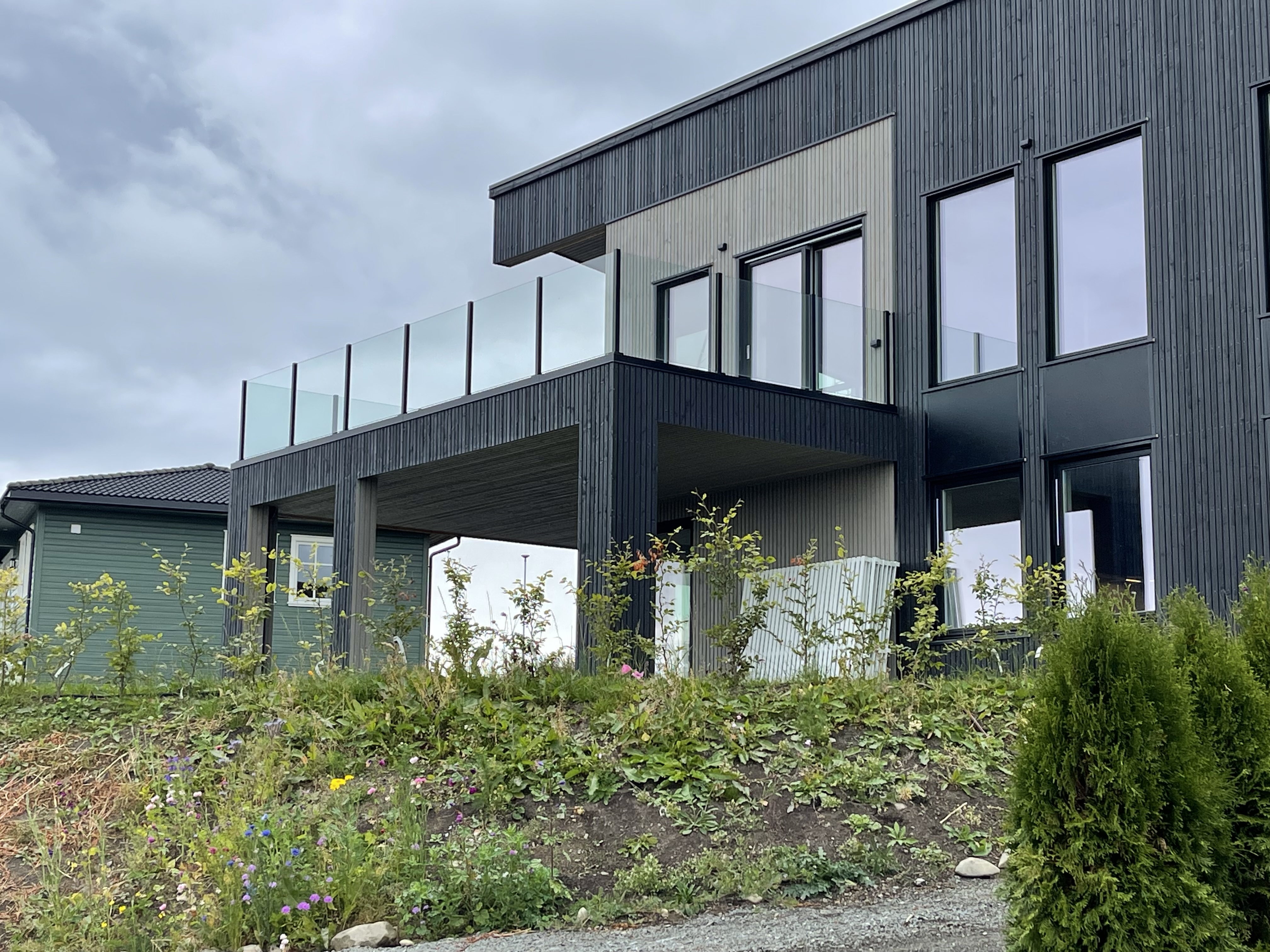 Innglassing av balkong på enebolig – ferdig resultat med glass fra NordPett